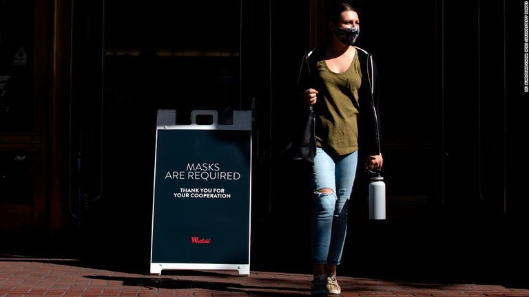 ショッピングモールにはマスク着用を促す看板が掲示されている＝３日、米カリフォルニア州サンフランシスコ/Liu Guanguan/China News Service/Getty Images