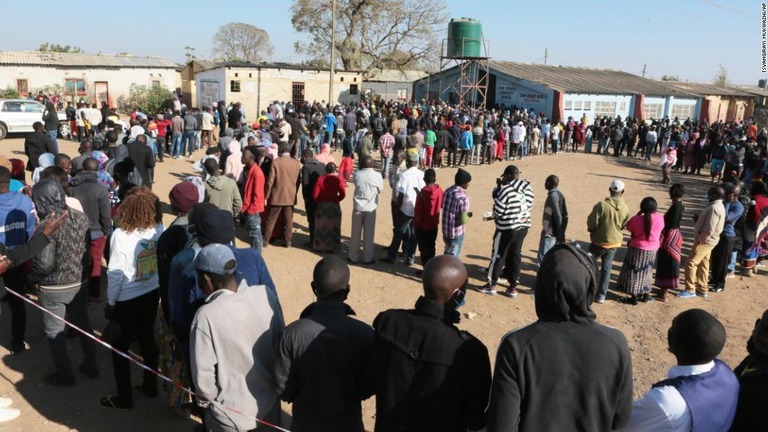 長い列を作って投票を待つ人々＝ザンビア・ルサカの投票所、１２日/Tsvangirayi Mukwazhi/AP