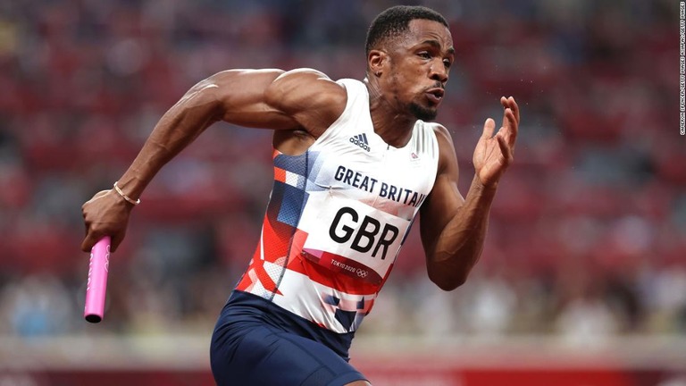 東京五輪陸上男子４００メートルリレーの決勝で走るチジンドゥ・ウジャ選手/Cameron Spencer/Getty Images