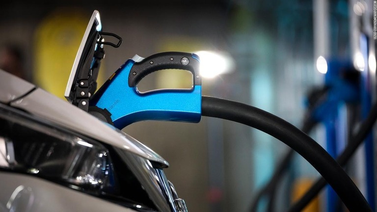 バイデン氏が掲げる米国での電動車の販売目標。現状は達成に向けた追い風も吹いている/Drew Angerer/Getty Images