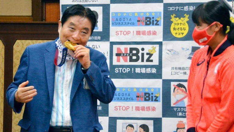 名古屋の河村市長がかんだ金メダルが新しいものに交換される/Kyodo News/AP