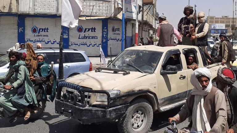 アフガン政府軍の車両で国内第２の都市カンダハルを進むタリバーンの戦闘員/AFP/Getty Images