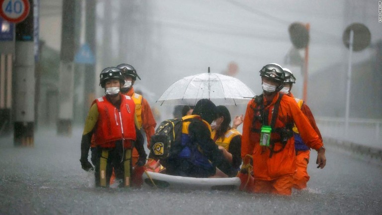 水害で身動きの取れなくなった住民を消防隊員がボートで救出する＝福岡県久留米市/Kyodo News/AP