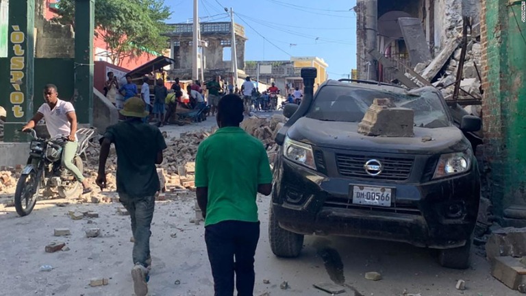 地震で損傷した建物や車両＝ハイチ・レカイ市/JCOM Haiti