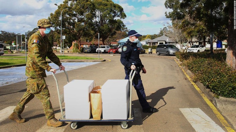 ロックダウン（都市封鎖）を受けて食料を搬送するオーストラリア軍の兵士と警官＝２日、豪シドニー/Lisa Maree Williams/Getty Images