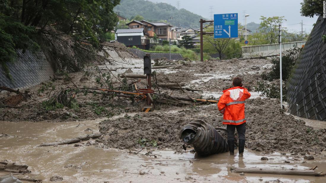 滋賀県大津市では豪雨で土砂崩れが発生/Ken Satomi/AP