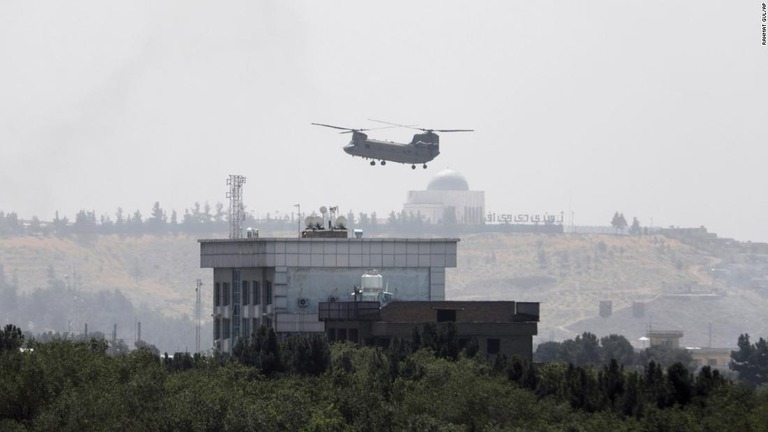 米国大使館の上空でスタッフを退避させようと飛行する米軍ヘリ/Rahmat Gul/AP