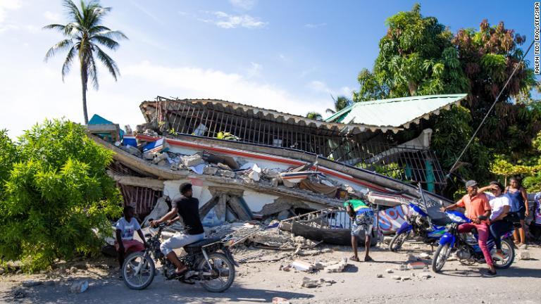 地震で破壊された建物を見る住民＝南西部サンルイデュシュッド/Ralph Tedy Erol/EFE/Sipa