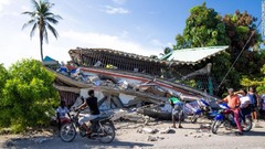 地震で破壊された建物を見る住民＝南西部サンルイデュシュッド
