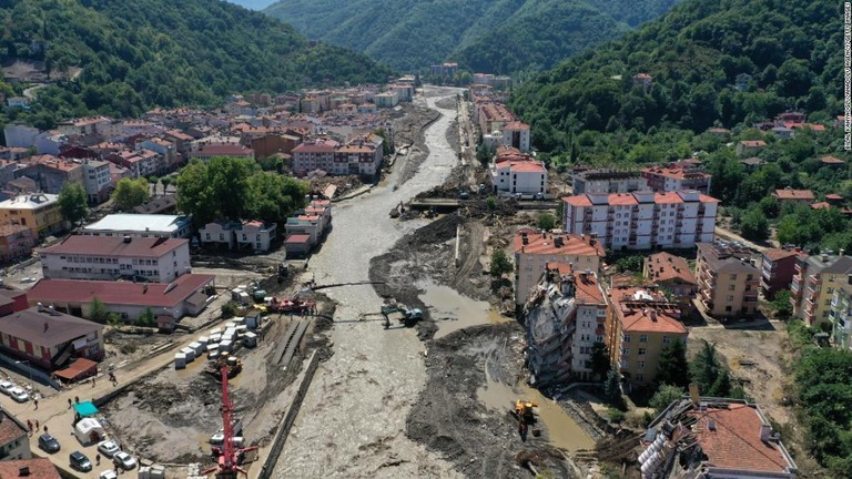 トルコ北部の黒海沿岸で起きた洪水により破壊された橋や建物＝８月１５日、カスタモヌ県ボズクルト/Bilal Kahyaoglu/Anadolu Agency/Getty Images