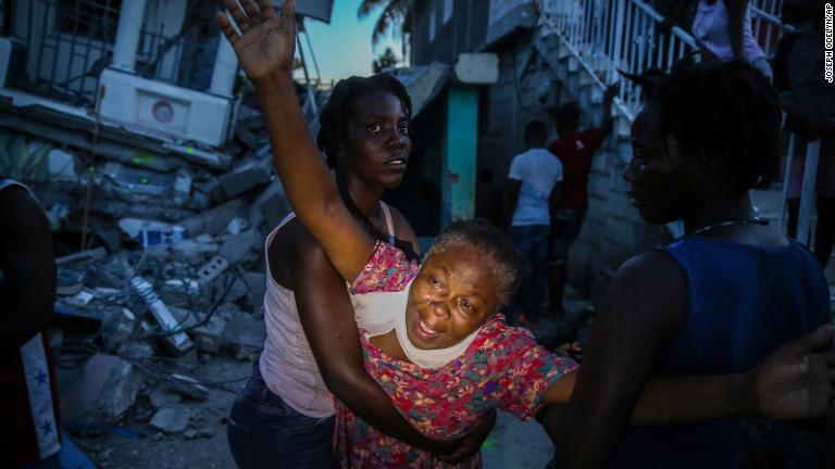 7歳の娘の遺体が収容され泣き叫ぶ女性=14日、レカイ/Joseph Odelyn/AP