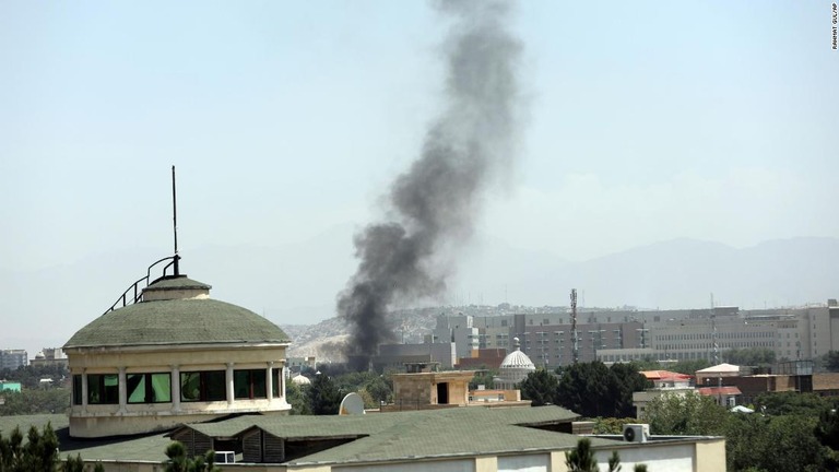 カブールの米大使館付近から立ち上る煙＝１５日/Rahmat Gul/AP