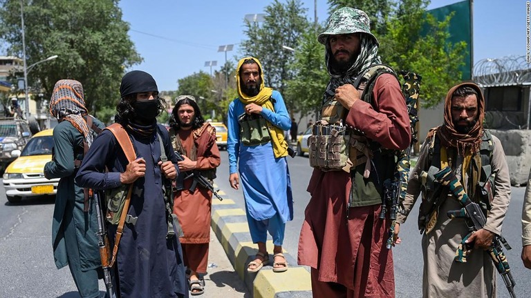 首都カブールの街路で警護に立つタリバーンの戦闘員ら/Wakil Koshar/AFP/Getty Images
