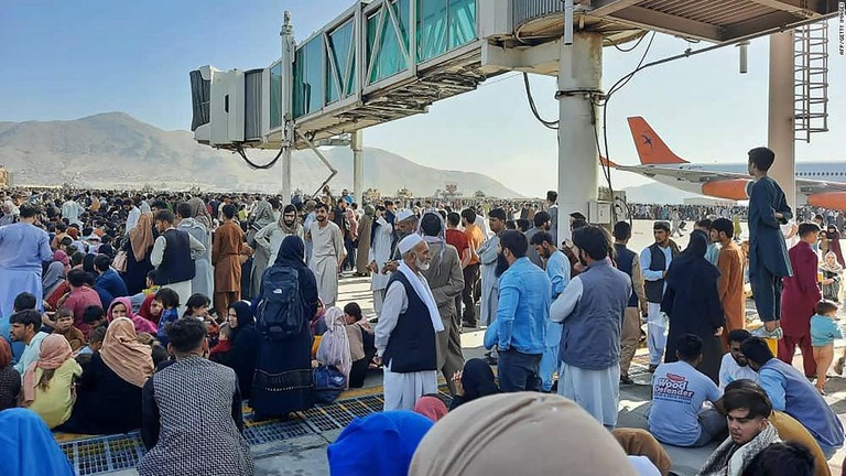 カブールの国際空港の滑走路に集まったアフガン人の群衆/AFP/Getty Images