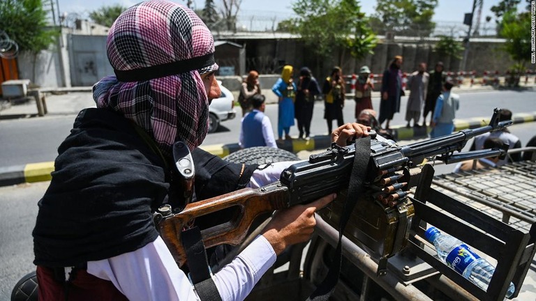機銃を搭載した車両に乗ってカブールの通りをパトロールするタリバーンの戦闘員/Wakil Koshar/AFP/Getty Images