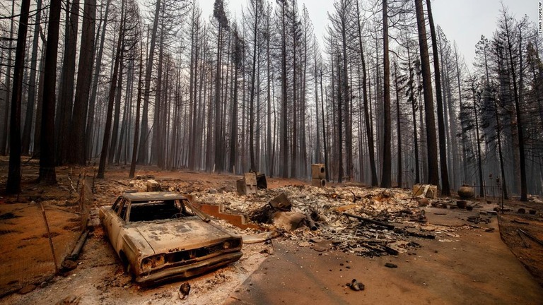 カリフォルニア州北部で大規模な森林火災が猛威を振るっている/Ethan Swope/AP