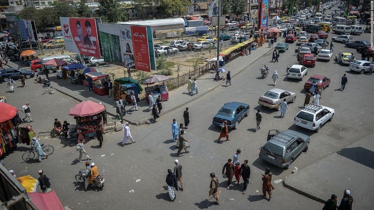 タリバーンがカブールを制圧してほんの数日で、街を歩く女性の数は激減した/Hoshang Hashimi/AFP/Getty Images