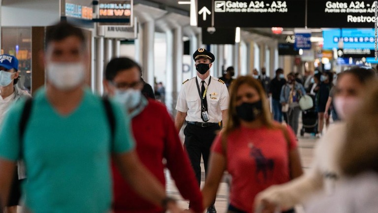 マスクを着用し空港内を歩く人々＝４月７日、米ハーツフィールド・ジャクソン・アトランタ国際空港/Elijah Nouvelage/Bloomberg/Getty Images