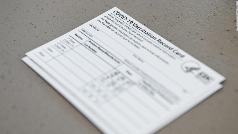 新型コロナウイルス感染症のワクチン接種の記録カード/CHANDAN KHANNA/AFP/Getty Images