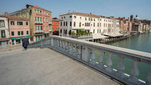 運河に架かる橋は、歩行に不自由を抱える人たちの多くにとって乗り越えられない障壁となっている/Marco Piraccini/Mondadori Portfolio/Getty Images