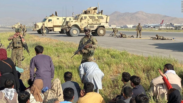 アフガニスタンの首都カブールの国際空港で警備に当たる米軍兵士（８月１６日）/Shekib Rahmani/AP