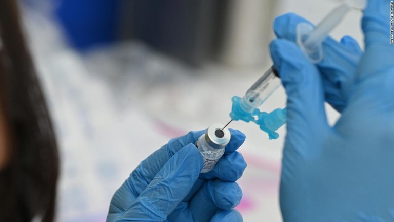 医療従事者が持つ米ファイザー製の新型コロナウイルスワクチン＝１１日、米カリフォルニア州ロサンゼルス/Robyn Beck/AFP/Getty Images