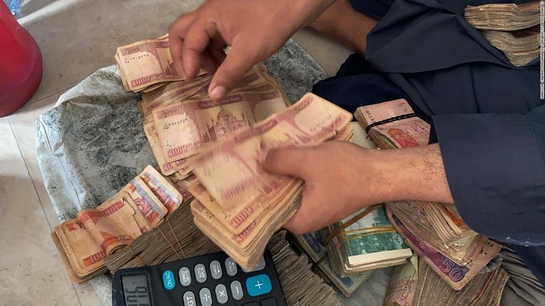 アフガニスタンの通貨アフガニの価値が、過去最安値の水準に落ち込んでいる/Haroon Sabawoon/Anadolu Agency/Getty Images