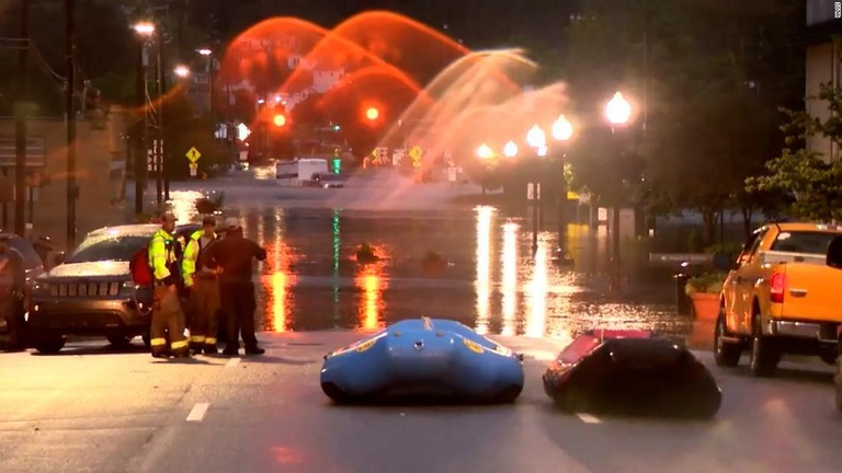 洪水が発生し冠水した道路＝１７日、米ノースカロライナ州ヘイウッド郡カントン/WLOS