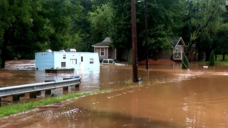 洪水で車両が立ち往生した。運転手は救助された＝米ノースカロライナ州ヘイウッド郡/WLOS
