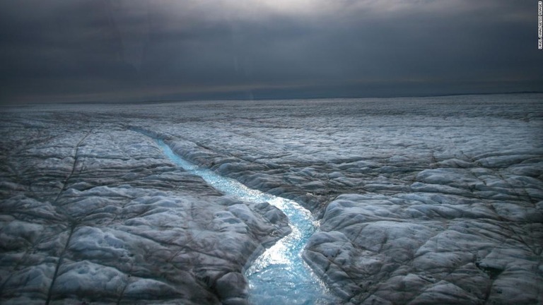 グリーンランドの氷床を流れる水。氷が溶けて低地に向かって流れている＝２００７年/Uriel Sinai/Getty Images