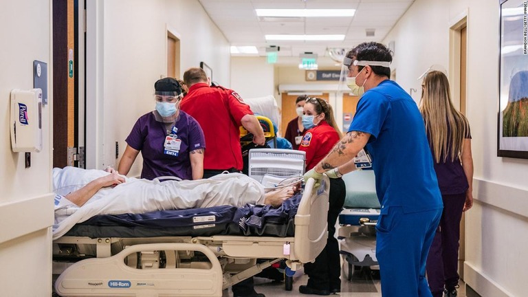 米テキサス州ヒューストンの病院で患者に対応する看護師ら/Brandon Bell/Getty Images