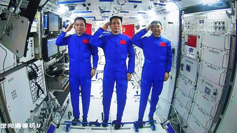乗組員３人は今年６月以降、宇宙ステーションコアモジュール「天和」で生活している/Yue Yuewei/Xinhua/AP
