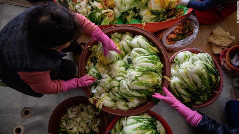 キムチの材料となる白菜を準備する女性/Ed Jones/AFP/Getty Image