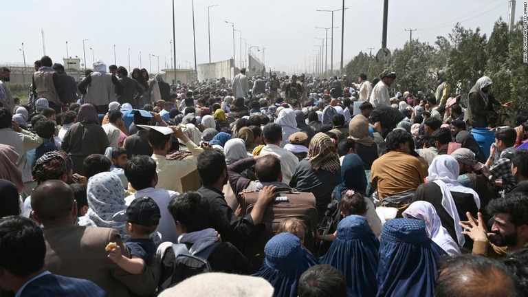 カブールの国際空港の近くに集まった、国外退避を求めるアフガニスタンの人々＝２０日/Wakil Kohsar/AFP/Getty Images