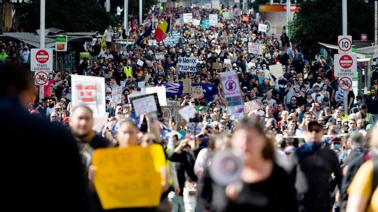 ロックダウン（都市封鎖）に抗議して数千人が集まった＝２１日、オーストラリア・メルボルン/Mikko Robles/Speed Media/Shutterstock