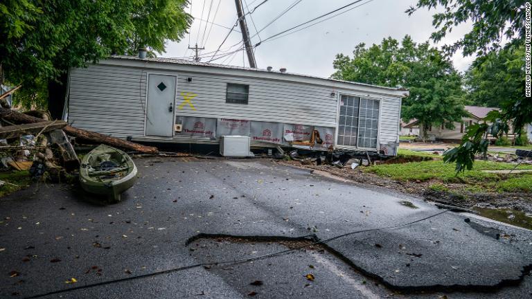 米テネシー州ウェーバリーで発生した水害で建物が道路をふさぐ形に＝２２日/Andrew Nelles/The Tennessean/AP
