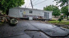 米テネシー州ウェーバリーで発生した水害で建物が道路をふさぐ形に＝２２日