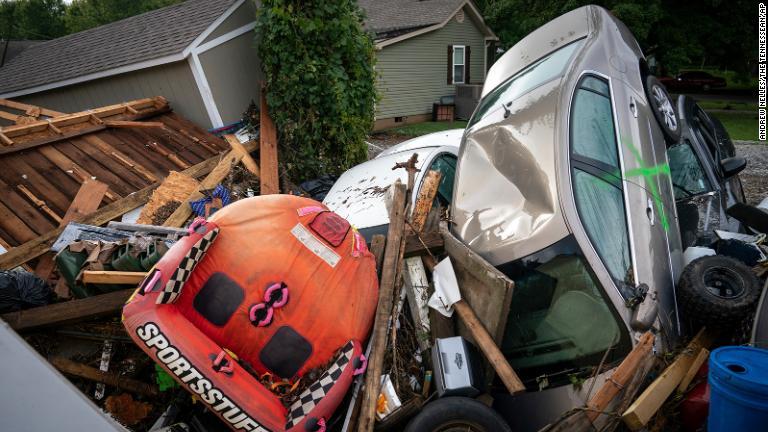 ウェーバリーのシンプソン通りには車やがれきの山が＝２２日/Andrew Nelles/The Tennessean/AP