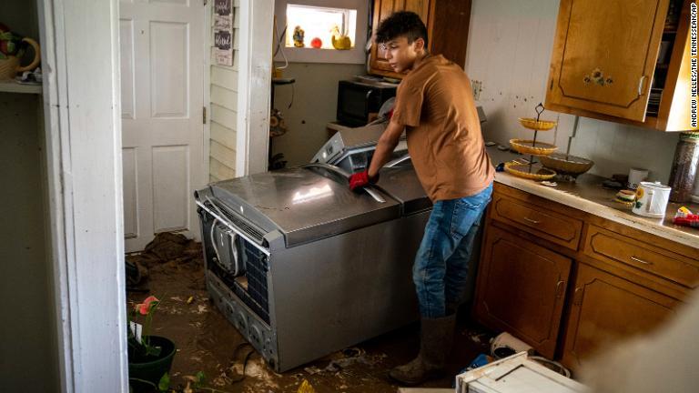 被災した家のキッチンを調べるケイリン・クレイトンさん（１６）。教会の若者グループでボランティア活動に従事＝２２日、ウェーバリー/Andrew Nelles/The Tennessean/AP