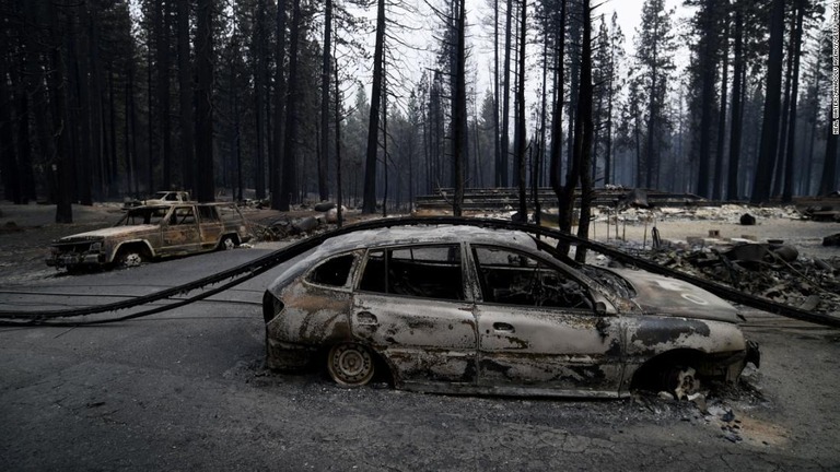 山火事はエルドラド国立森林公園にある小さな山のコミュニティーを焼き払った/Neal Waters/Anadolu Agency/Getty Images