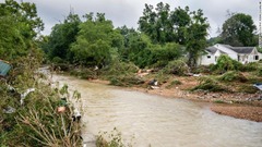 豪雨と雷雨が鉄砲水を発生させ、大きな被害をもたらした＝ウェーバリー、２２日