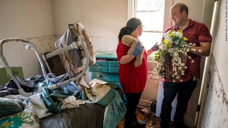洪水で被災した家からウェディング・リースを見つけたイェーツ夫妻＝ウェーバリー、２２日/Andrew Nelles/The Tennessean/AP