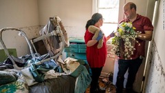 洪水で被災した家からウェディング・リースを見つけたイェーツ夫妻＝ウェーバリー、２２日
