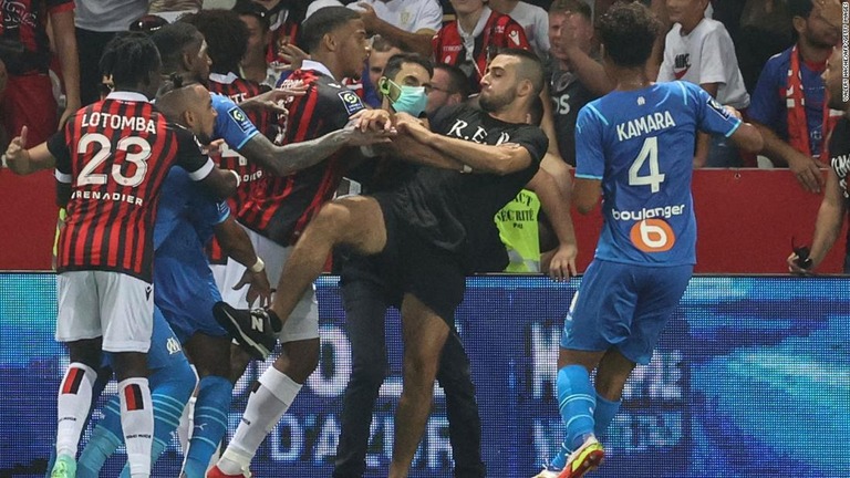 仏サッカー１部のリーグ戦で観客がピッチに乱入し、試合が打ち切りとなった/Valery Hache/AFP/Getty Images