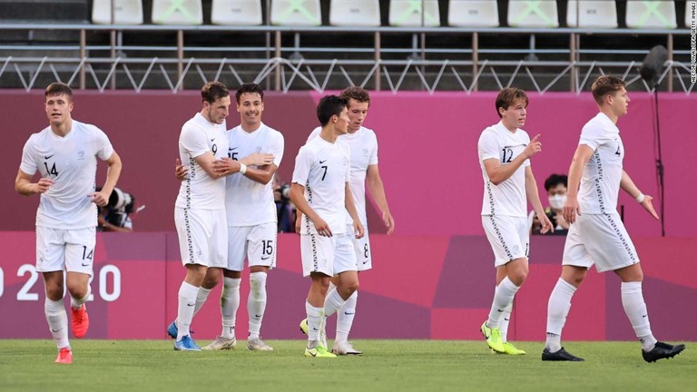 上下白のユニホームに身を包んで戦うサッカーのニュージーランド代表チーム/Hector Vivas/FIFA/Getty Images