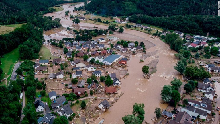 ７月にドイツで発生した洪水の様子/Michael Probst/AP