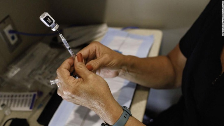 米ＦＤＡがファイザー製ワクチンを正式承認した/Stephen Zenner/SOPA Images/Shutterstock