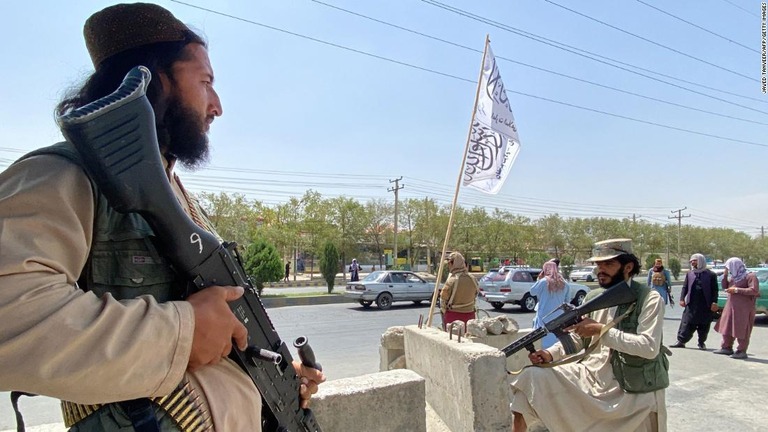 内務省の建物の外側で警備にあたるタリバンの戦闘員＝１７日、アフガニスタン首都カブール/Javed Tanveer/AFP/Getty Images