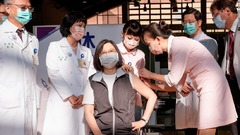 台湾総統、域内開発のワクチンを接種　支持姿勢をアピール