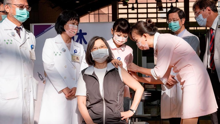 新型コロナウイルスワクチン「メディゲン」を接種する蔡英文総統/Taiwan Presidential Office/AP